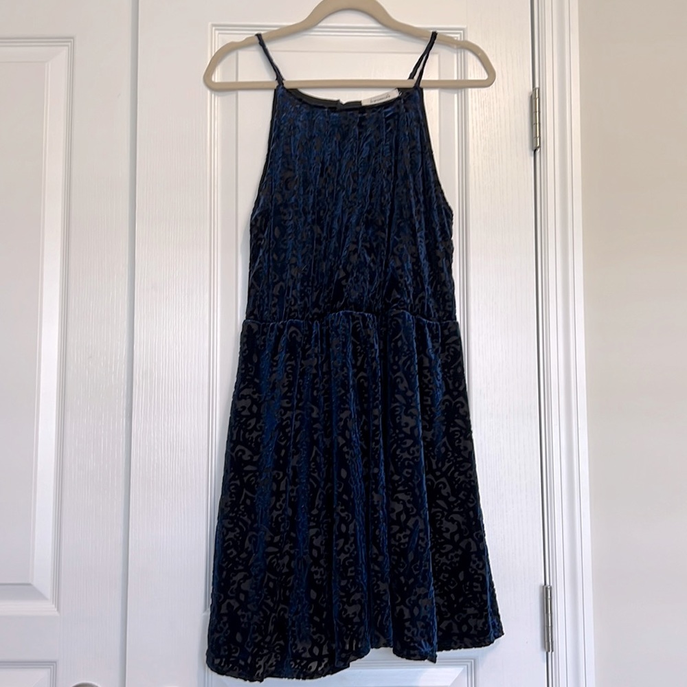 Francesca’s sleeveless blue velvet patterned dress NWT, size medium